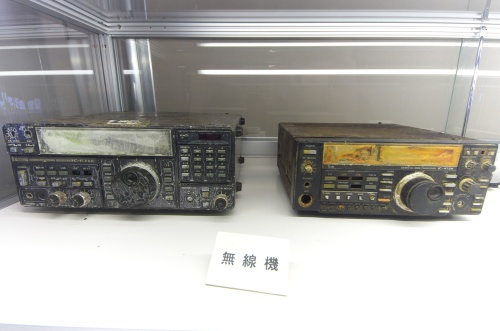 アイコム製430Mhz帯無線機IC-475Hと、HF帯受信機IC-R71E(何れも名機。もったいねぇえ)