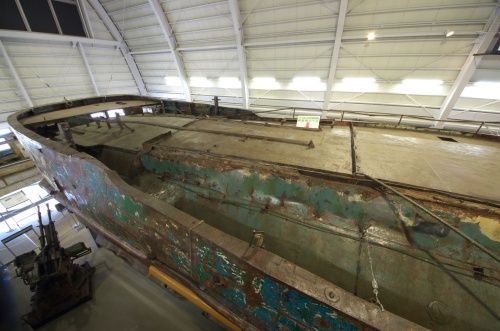 船尾甲板(レールの所に左下の対空砲が格納されていた)