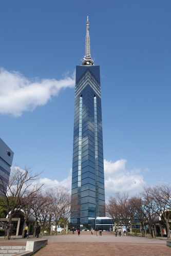 福岡タワー。タワーの中では一番スタイリッシュ。
