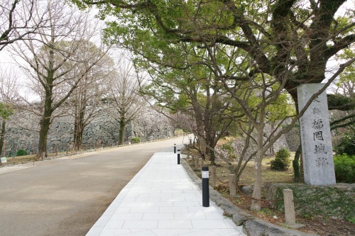 福岡城跡前