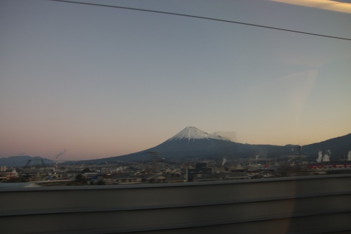 行きでは寝ていなければ撮る富士山
